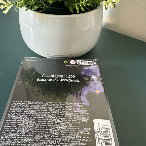 Loungefly Disney Villains Evil Queen Sliding Hearts Limited Editon Pin 3" NEW - Picture 2 of 2